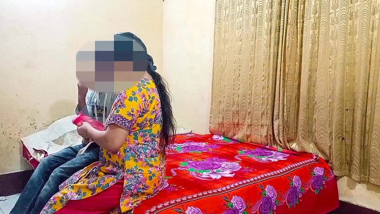 HotsexGirl: セクシーは結婚式のためにブラウスを縫うためにテイラーに行きました