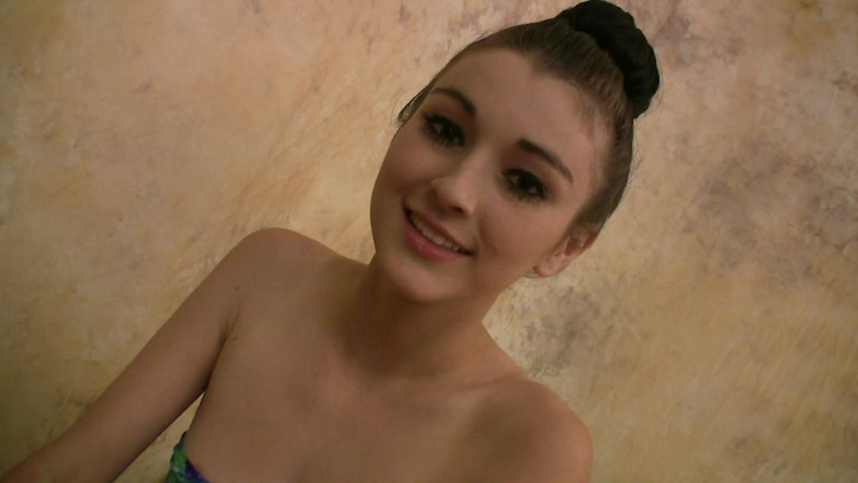 POV Orgasms: Сексуальна тінка смокче жорсткий член у відео від першої особи