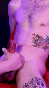 Guy 35 - Tatuerad Twink med en stor oklippt kuk och en 7 dagars belastning kommer 3 gånger
