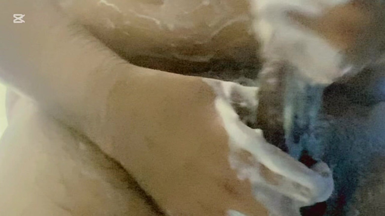 Danialmark007: 我今天在视频通话中看到我的朋友赤身裸体，我真的很想操她，所以我在浴室里打手枪