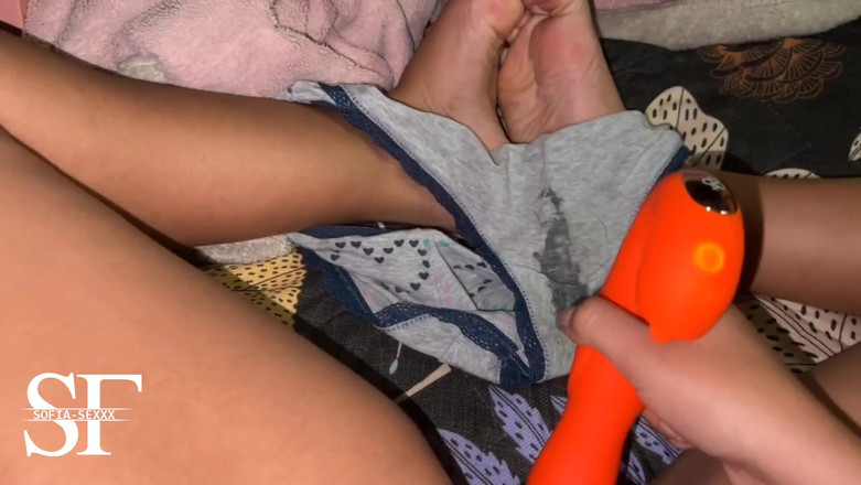 sofiasexxx: Une jeune fille à la chatte rose et juteuse se masturbe à...