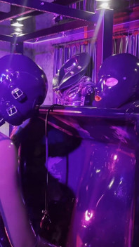 Un pervers dans la tour d’aspirateur avec Ava Fetishart se fait baiser en caoutchouc - partie 2