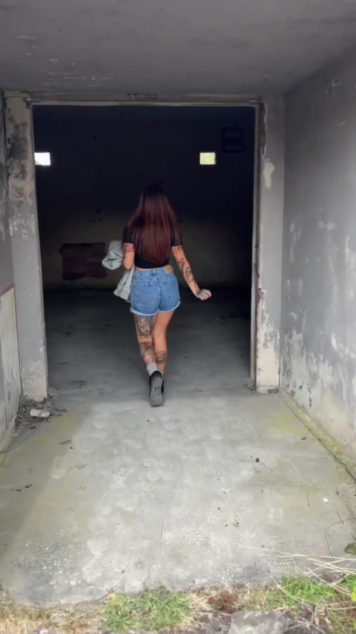 Yourfavecumslut: Masturbação sorrateira e xixi enquanto exploração urbana!