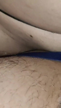 Eu fui fodida por meu amigo de 42 anos (vestindo fio dental para homens)