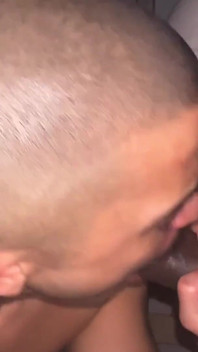 Latina geschoren hoofd Papi neemt rauwe Anon pik op cumdumpvan! Het fokken van hete jonge Twink zonder condoom orgie!