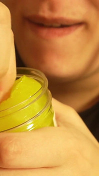 Giantess trêu chọc đồ chơi con người nhỏ bé của cô ấy bẫy bẫy jelly