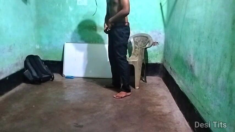 Desi Tits: 수업 후 자지를 굽히는 인도 교사
