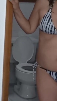 J’adore m’exhiber sur la plage en bikini et regarder comment je fais des dures, je suis une mamie de 58 ans