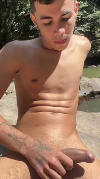 我们发现一个黑皮肤的男孩在户外自慰
