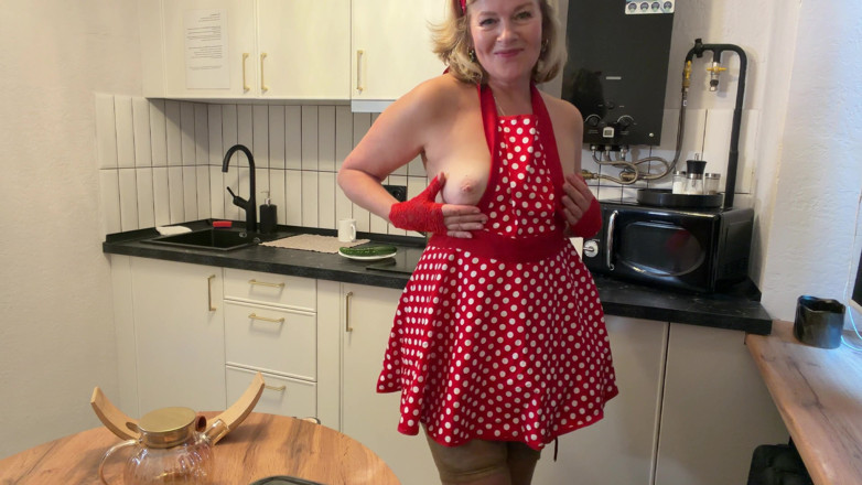 Heatwave Porn: Abuela cachonda se masturba con un pepino en la cocina...