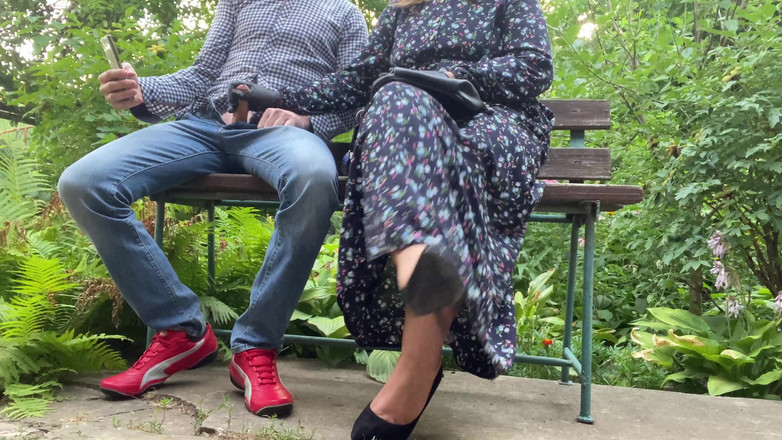 OurFetishLife: Calda sega in lattice guanto cazzo all'aperto e prendi un...