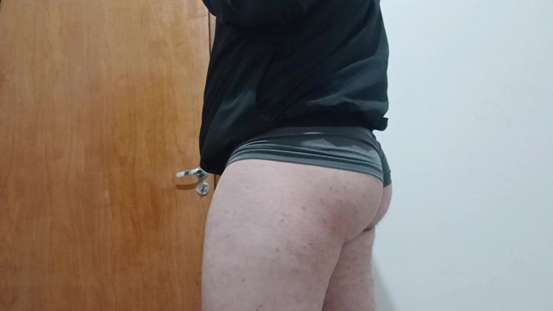 amateurbrazilian: Mijn dikke kont in korte broek laten zien.