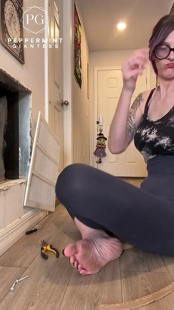 Peppermint Giantess: 6'7 Barefoot Giantess Towers Over Everything at Home! Height Comparisons +...