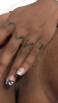 Des MILF matures sucent des bites au gloryhole et avalent des éjacs faciales