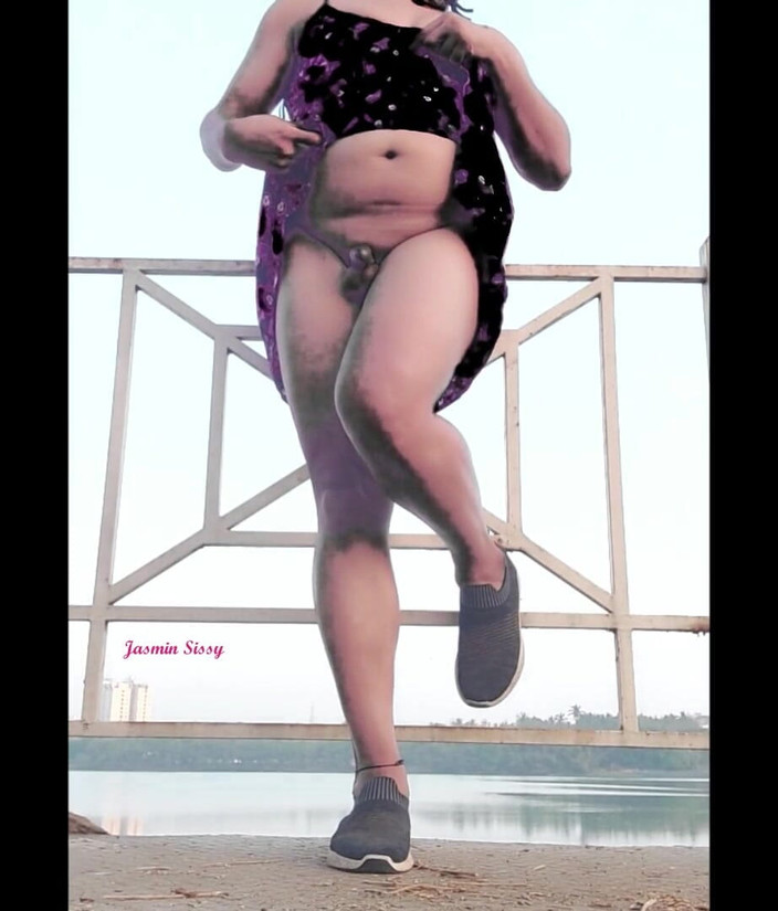 angelscs2008: Jasmin Indische trans toont roze kleine pik en enorme kont...