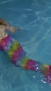 Sereia cativa brinca com você na piscina
