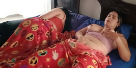 Candyrouse: Je me masturbe à côté de mon amie au repos !
