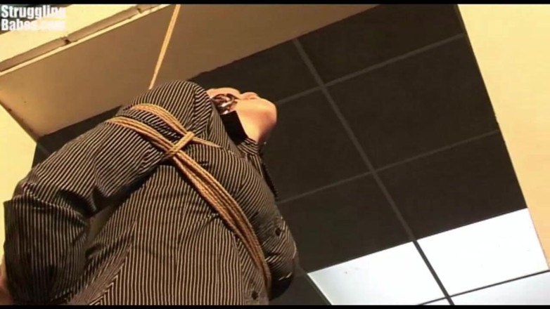 Submissed: Steffi ipte sıkıca sarkıyor