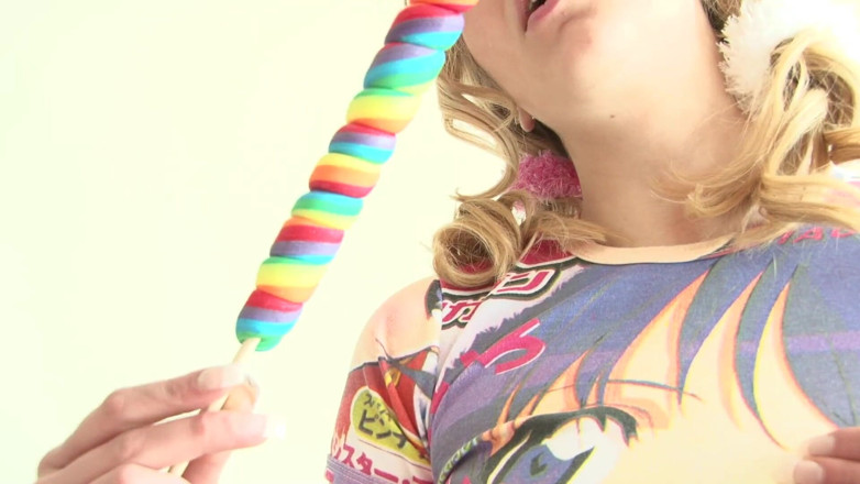 Lesbian Illusion: Blonďatá kočka s obrovskými prsy si hraje na posteli