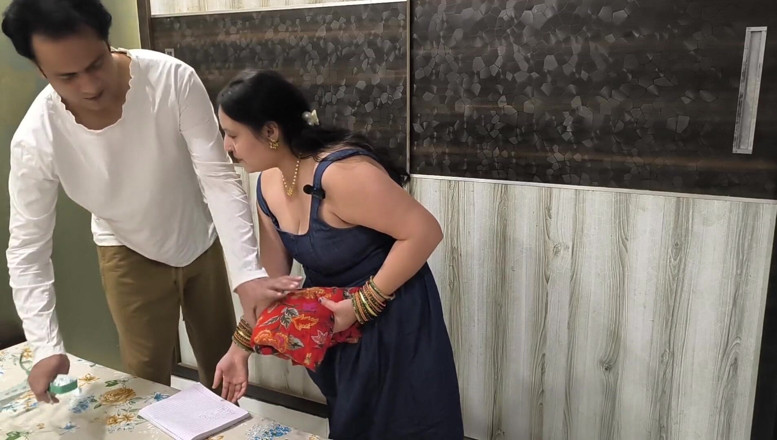 Desi chudai hub: Puja india scopa con il sarto per cucire un abito...