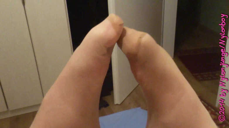 Carmen_Nylonjunge: Nylon, fötter, sperma på en mogen fitta