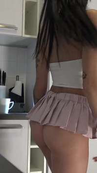 Kort rosa minikjol och trosor med strumpor över knä är bara början hon tar av sig underkläder för att blinka sin rakade fitta
