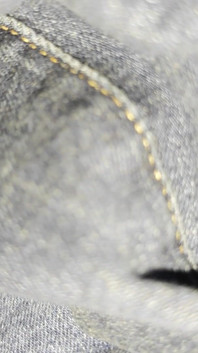 Pik in Levi's 501 spijkerbroekzak