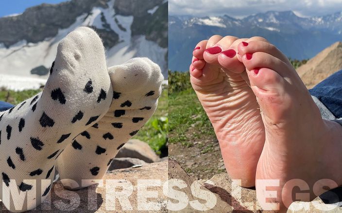 Mistress Legs: पहाड़ की चोटी पर सफेद मोज़े और नंगे पैर में पैर छेड़ना