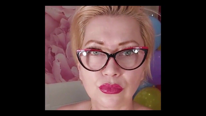 AimeeParadise: カラフルな風船の背景に成熟したビッチのディルドが映っている