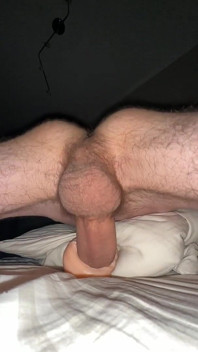 Schlanker twink gibt pulsierende orgasmus los