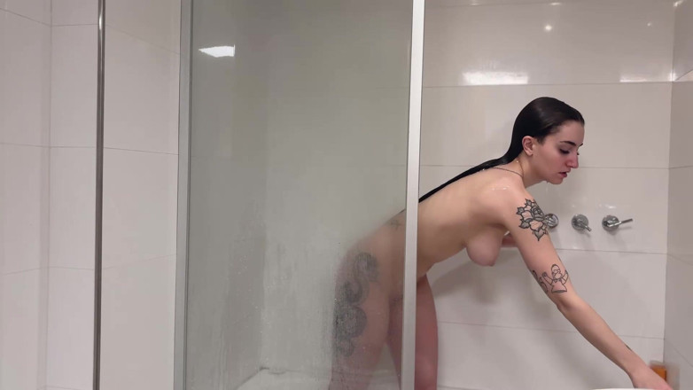 Chavitaxxx: 친구가 목욕하는 동안 나는 빨아준다