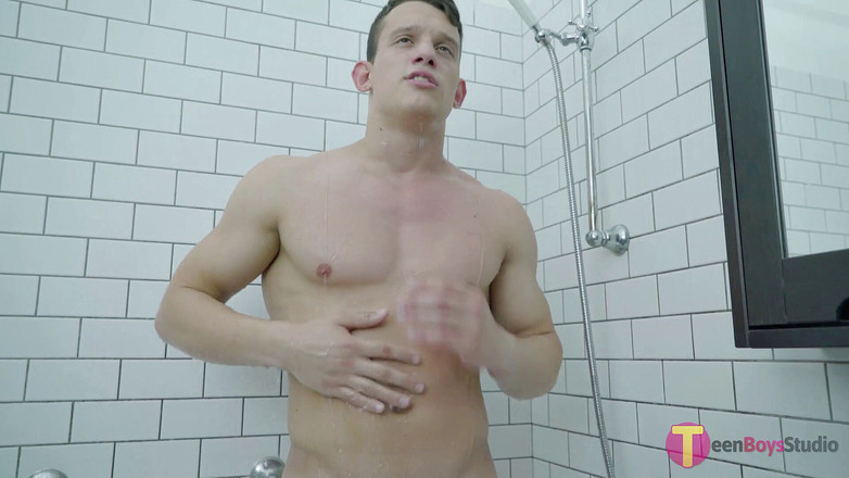 Doggy boys: Мускулистый паренек дрочит столь необходимую порцию спермы в ванной