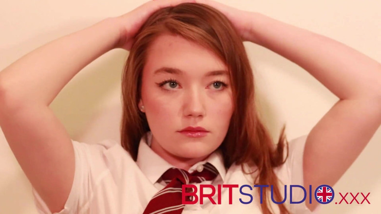 Brit Studio: Identische stiefschwestern in haft werden inspiziert