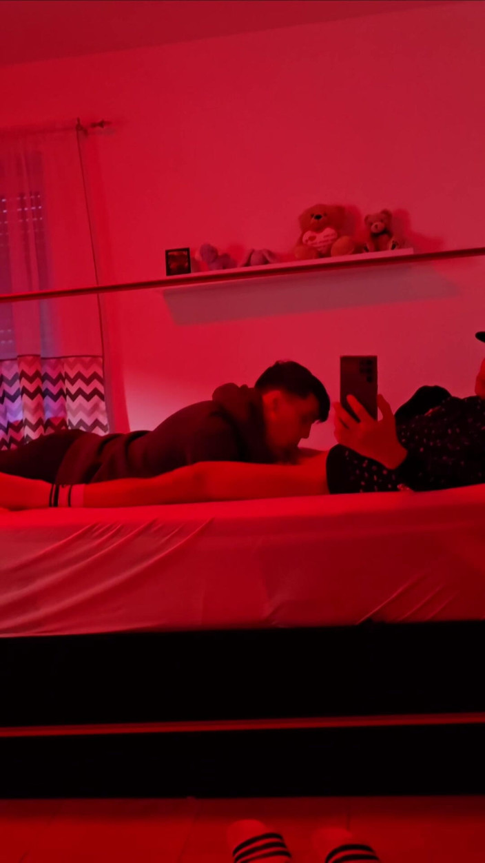 boyzxy212: गे लंड चुसाई प्रतिबिंब - आईने में पकड़ा गया