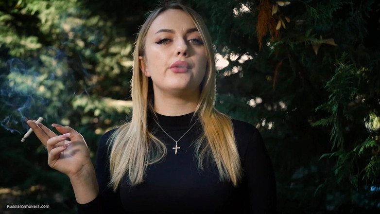 Russian Smokers: Cewek hot rambut pirang lagi asik merokok di alam terbuka
