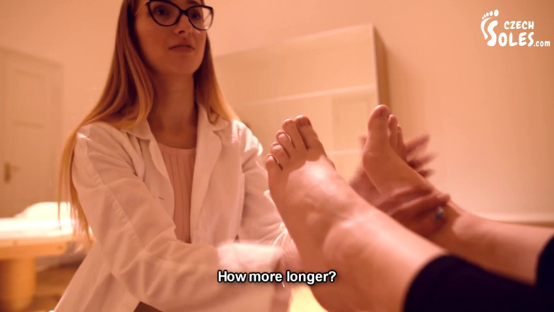 Czech Soles - foot fetish content: Urut kaki bos setiausahanya