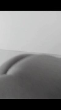 Yarak üzerinde uzanıyor