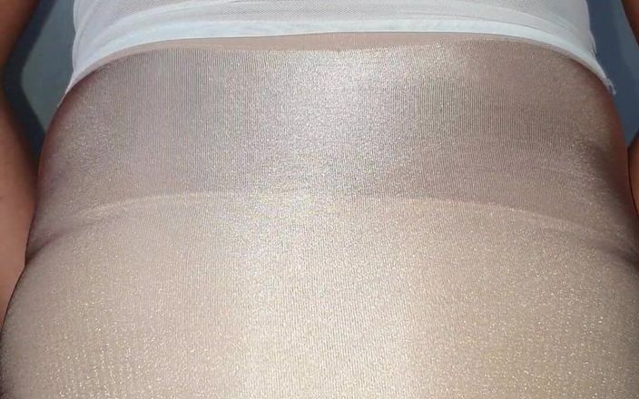 Sexy shinny clothes: तरल साटन स्कर्ट और नायलॉन ब्रीफ