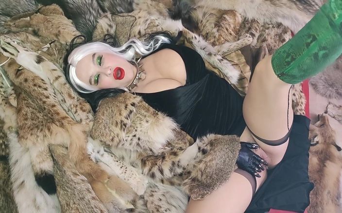 Princess18_: Cruella De vil genießt Pelze und Squirt