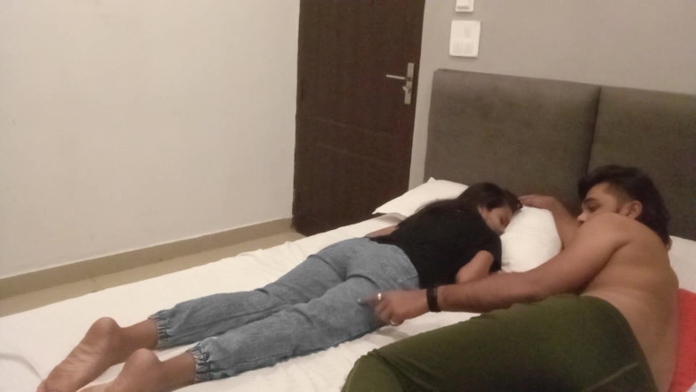 Indian college girls sex: La giovane coppia indiana indiana adora il sesso romantico tra...