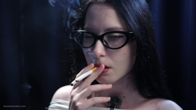 Russian Smokers: Спокушання куріння - інтригуюча дама в білому. 2 червоних поспіль