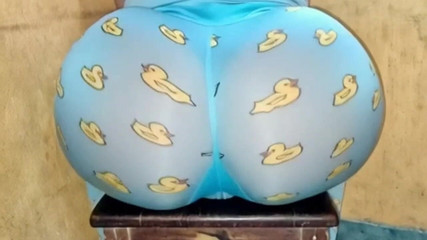 Xprohibidox1: Komşu oturuyor ve büyük kolasını gösteriyor