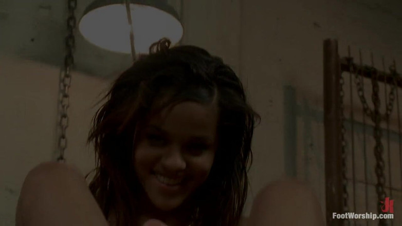 Foot Worship by Kink: 18letá noha mučena, lechtání nohou, práce nohou děvka!