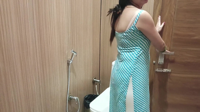 Saarabhabhi6: Bhabhi After Hot Bath Desi Girl Urine with Hindi Audio