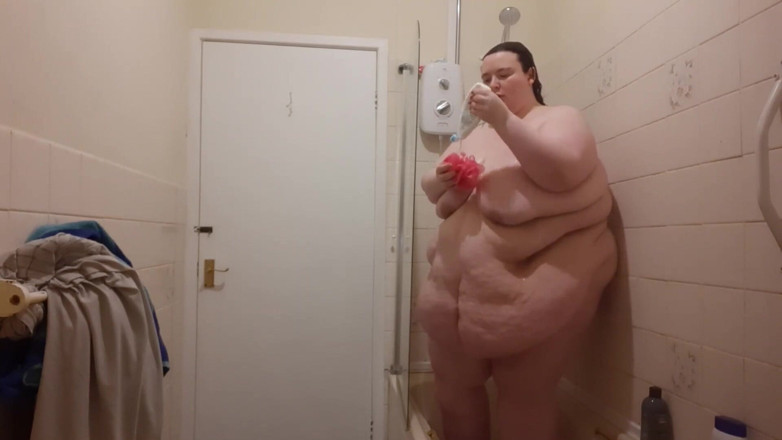 SSBBWLadyBrads: SSBBWshower and belly jiggle playing