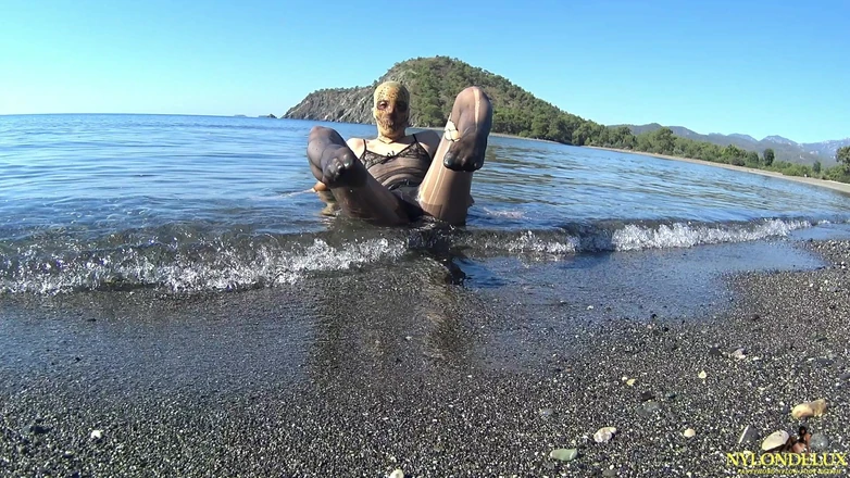 Nylondelux: Vestido de tule molhado e meia-calça na praia