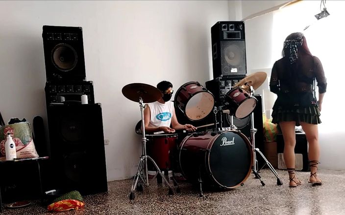 Goky: Hraje pro ni na bicí - Ona tančí, svléká se a...