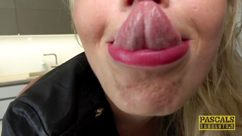 Pascals Subsluts: Victoria : Mets ça sur ta chatte et mange-la