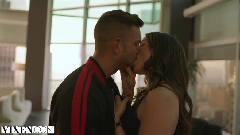 Vixen: VIXEN - Janice Griffith e ivy wolfe si intrufolano nel cortile...