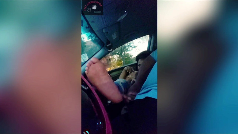 Foot Patrol: Que'nin kapüşonlu creole tabanları çıplak ayak parmaklarıyla kuru ayakla muamele ile...